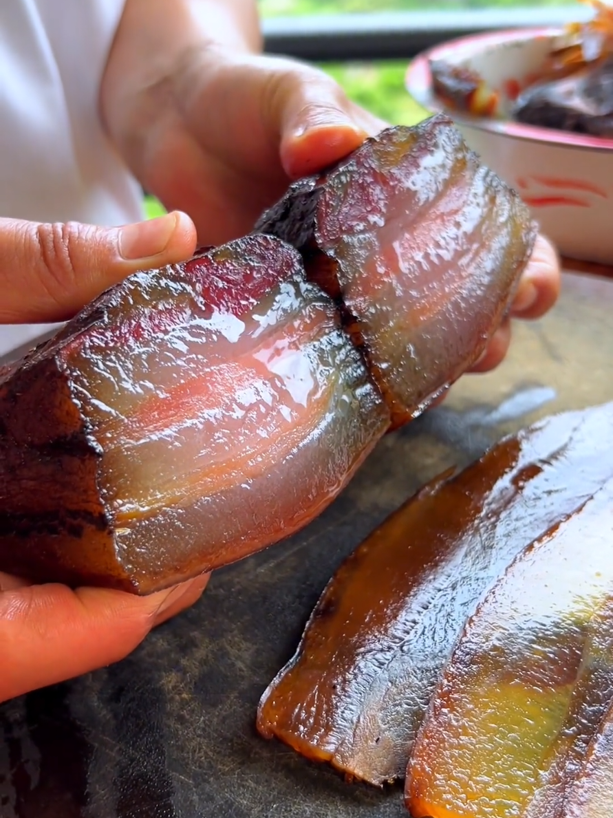 หมูน้ำค้างสูตรจีนยูนนาน รสชาติหอมอร่อย🤤 ไม่ซ้ำใคร  เป็นของดีของเด็ดของมณฑลยูนนาน  👩🏻‍🍳คนปรุงเป็นคนจีนยูนนานแท้ๆ ฉะนั้นรสชาติดั้งเดิมแน่นอน ซื้อไปแล้วนำไปประกอบอาหารง่ายมาก เพียงล้างให้สะอาด จะนำไปต้ม ทำข้าวผัด ผัดผักก็คือได้หมดทุกเมนูเลยค่ะ  🥓หมูน้ำค้างรสชาติจะออกเค็มนิดๆ มีกลิ่นเหล้าจางๆ#tiktokครีเอเตอร์🛒 #กินกับtiktok #กินกับtiktok #ขึ้นฟีดเถอะ #อร่อย #อย่าปิดการมองเห็น #tiktokพากินของอร่อย #tiktokพากิน #tiktokshopครีเอเตอร์ #tiktokครีเอเตอร์ #หมูน้ําค้าง #หมูสามชั้นน้ําค้างยูนนาน #หมูน้ําค้างยูนนาน #หมู5ชั้นน้ําค้างยูนนาน #หมูน้ำค้าง 