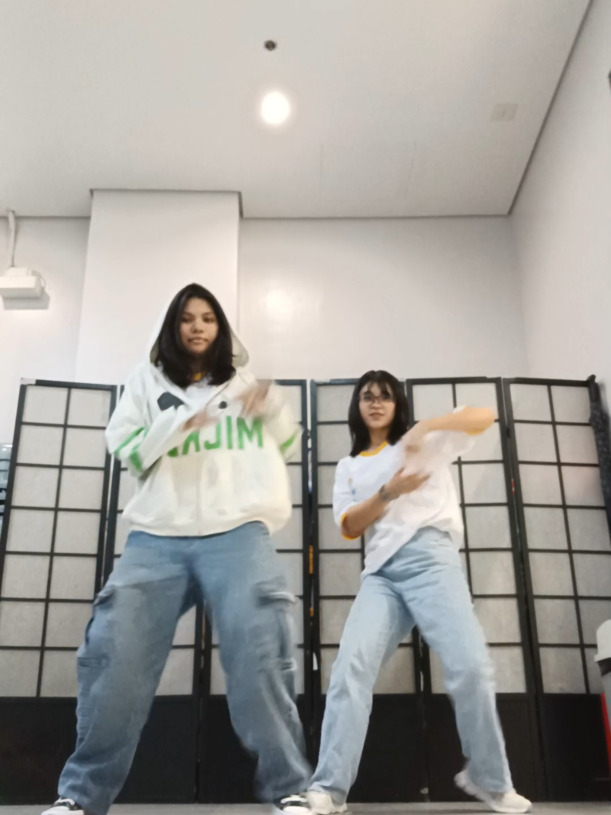 dreamin 2 💭 . . . #fyp #lateupload #dance #dancetrend #dreamin #definitelynotlatetothistrend 