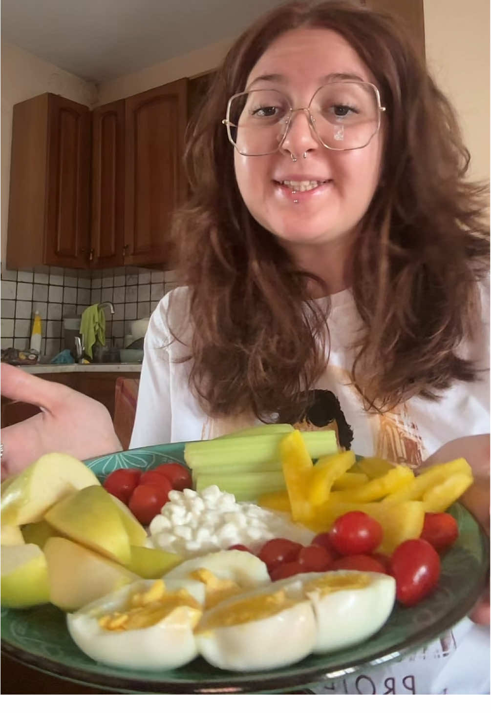 Tiffany plate influenced by @almost 🍏🫑🍅🥚 Voto 2/10 ma era un’esperienza che andava fatta 😩 Parliamo di extension ciglia, unghie finte, esposizione di bambini sui social, “corrupt” il d4rk romance e trap americana/latina 🫰🏻 #tiffanyplate #mukbangeatingshow #mukbang 