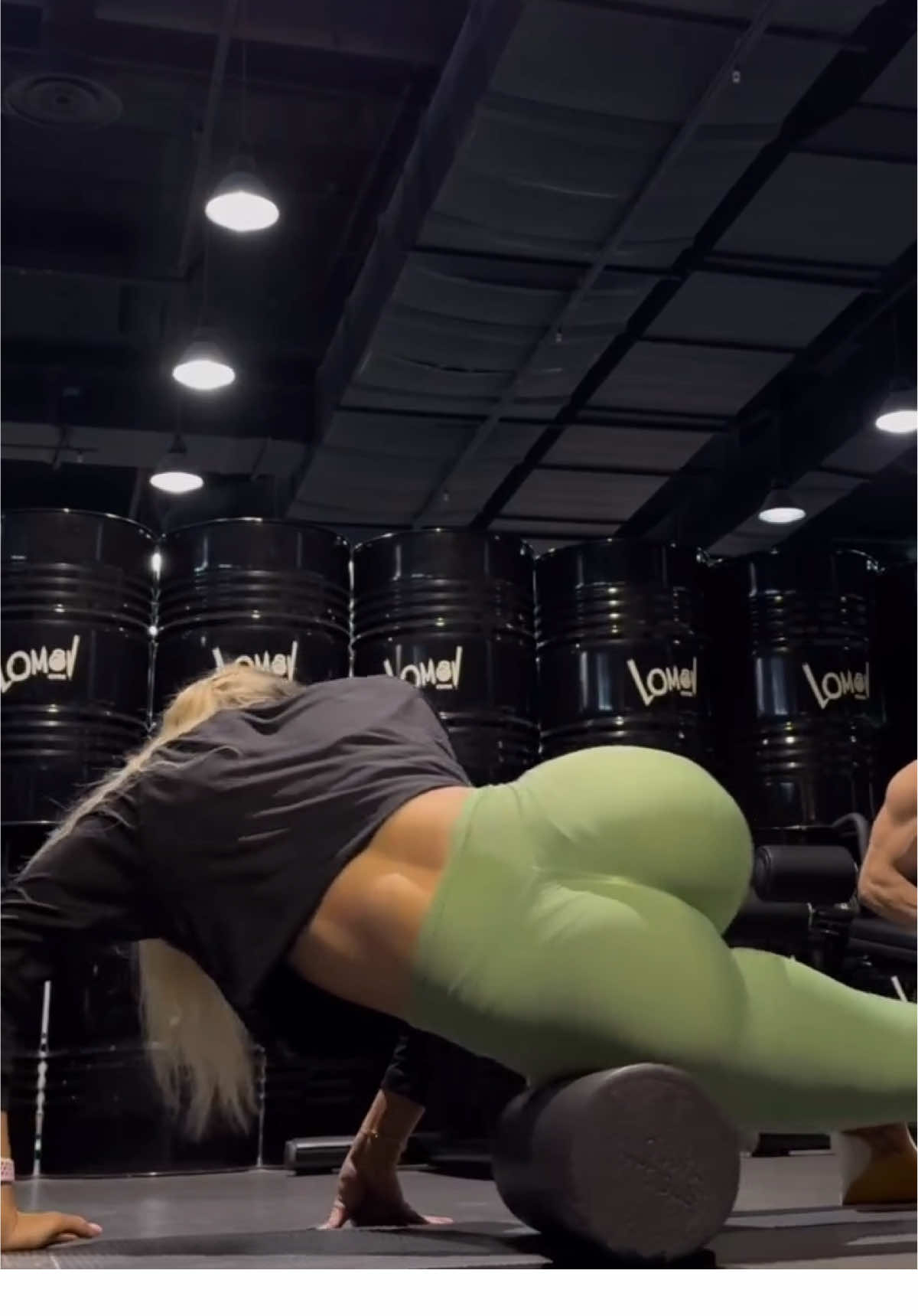 Should you do foam rolling if the goal is building muscle?  Foam rolling can support hypertrophy goals by improving mobility, recovery, and muscle function, which helps you train more effectively and consistently. By releasing muscle tension and improving blood flow, foam rolling can increase range of motion and enhance muscle activation, allowing you to perform exercises with better form and fuller range of motion—both of which are key for maximizing muscle growth. Post-workout foam rolling can also help reduce soreness and promote faster recovery, so you can maintain high training frequency and volume. To use foam rolling for better muscle gains, roll the major muscle groups you plan to train for about 30–60 seconds per area before your workout, focusing on any tight or stiff spots. This helps prep the muscles and joints for movement. After training, foam rolling can be used as part of your cool-down to support recovery. While foam rolling doesn’t directly build muscle, it helps create the conditions—better mobility, reduced tightness, and improved recovery—that allow you to train harder and more effectively over time. Cr unknown  #fitnessmodel #fitgirl #fitgirls #modelgirl #fitnessbabe #fitmodel #legday #training #trainingmotivation #legdayeveryday #gymgirl #gluteworkout #chestworkout #armworkout #bicepsworkout #shoulderworkout #beautifulgirl  