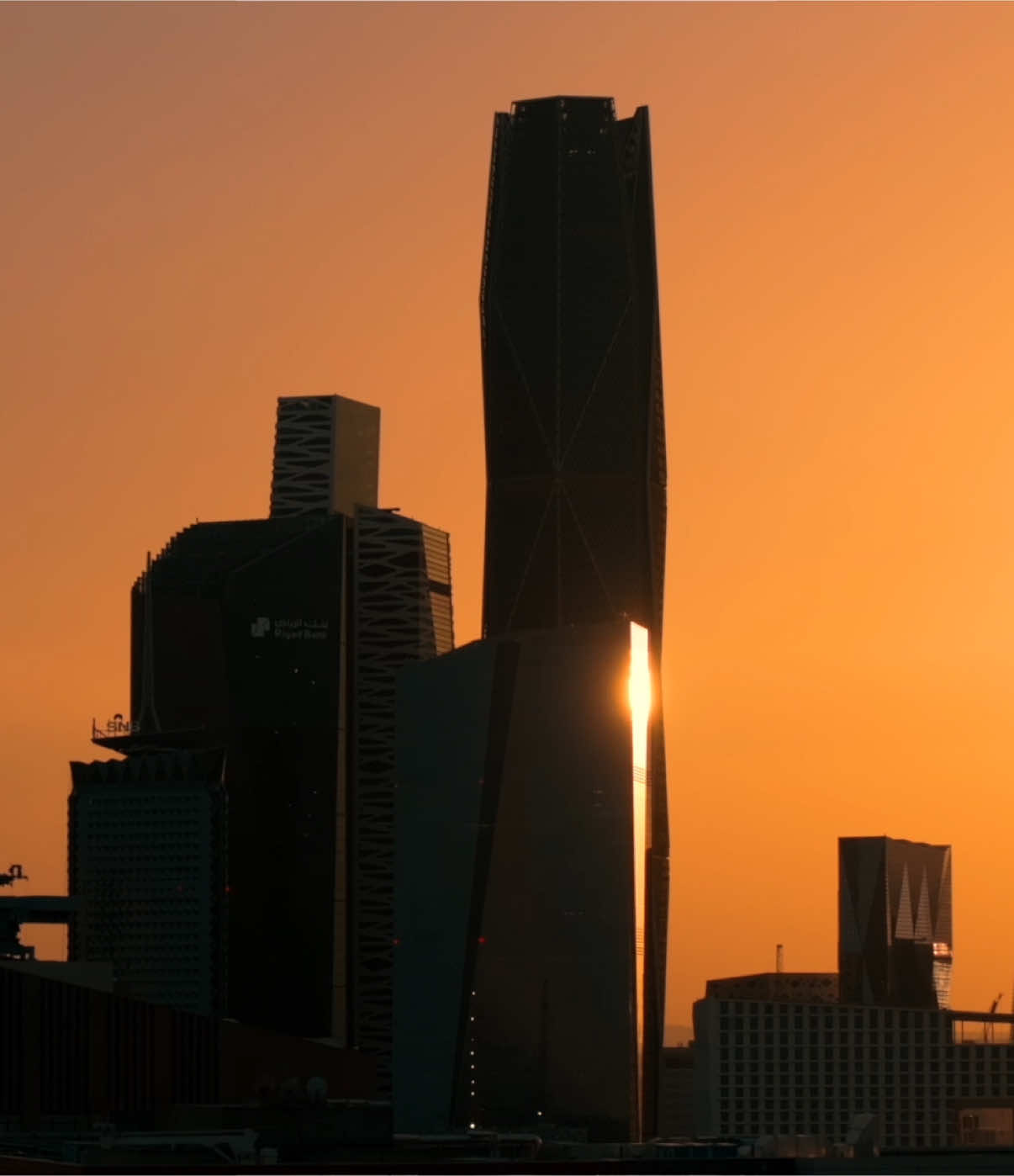 الرياض تحت عدسة الدرون ✨ غروب الشمس الذهبي يُبرز جمال مركز الملك عبدالله المالي (كافد) ومعالم المدينة الساحرة. 🏙️🌅 هل يمكن لهذا المشهد أن يكون أكثر إلهاماً؟ 🌇 #الرياض #السعودية #تصوير_درون #كافد #غروب_الشمس #تصوير_جوي #معالم_السعودية #السياحة_في_السعودية #تصوير_احترافي #المملكة_العربية_السعودي