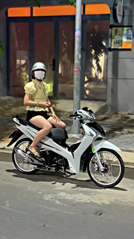 Cô ấy.#wave125i_ไฟเลี้ยวบังลม #future125i #xuhuong #future 