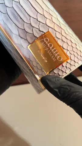 O perfume mais hipnotizante e sedutor🔞😮‍💨😍 Musamam White Intense by Lattafa. Um perfume árabe que exala poder, riqueza e sensualidade!  As notas de topo são: Bergamota, Laranja e Especiarias. Notas de coração: Coco, Ylang Ylang, Ambroxam e Mahonial. Notas de fundo: Sândalo, Almíscar e Benjoim. #perfumes #perfumearabe #perfumedacobra #lataffa #musamam #fyyyy #perfumaria #importados 