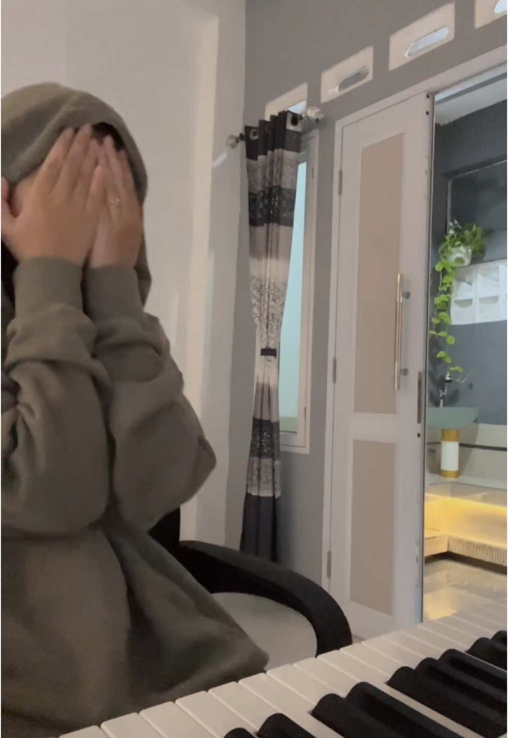 I'm trying to hold my breath everytime I recorded myself while hoping I wont make the same mistake, this should be the last chance to record #greatestshowman #neverenough #pianocover 