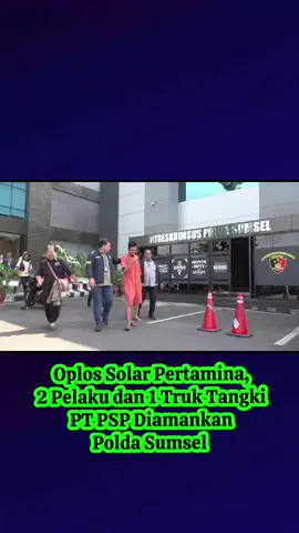 Oplos Solar Pertamina, 2 Pelaku dan 1 Truk Tangki PT PSP Diamankan Polda Sumsel. Palembang, - Subdit IV Tipidter Ditreskrimsus Polda Sumsel berhasil mengungkap praktik pengoplosan Bahan Bakar Minyak (BBM) jenis Solar produksi Pertamina dengan BBM ilegal.  Pengungkapan kasus tindak pidana migas ini terungkap, saat digelarnya konferensi pers di Mapolda Sumsel, Palembang, pada Selasa (6/5/2025) pagi.  Dalam operasi tersebut, petugas mengamankan satu unit truk tangki berwarna biru milik PT Putra Salsabila Perkasa (PSP) beserta sopir berinisial HW dan kernet AJ. Pengungkapan kasus ini bermula dari penyelidikan petugas yang membuntuti truk tangki tersebut hingga ke sebuah gudang penampungan BBM ilegal di Desa Rambang Dangku, Kecamatan Lembak, Kabupaten Muara Enim.  Kombes Pol Bagus Suropratomo melalui AKBP Listiyono dalam konferensi pers, menjelaskan bahwa praktik pengoplosan ini melibatkan penukaran dan pencampuran BBM Solar dari Depo Pertamina dengan minyak hasil sulingan di sebuah gudang di wilayah Lembak Kabupaten Muara Enim.  