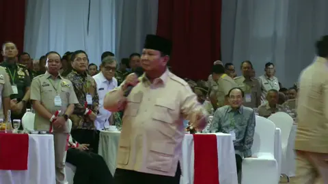 *Momen Prabowo Kompak Nyanyi “Hymne Taruna” di Acara Halal Bihalal bersama Purnawirawan TNI* *Jakarta* — Presiden RI Prabowo Subianto dengan kompak menyanyikan lagu “Hymne Taruna” bersama total 1210 orang para purnawirawan TNI-Polri dalam rangka Halal Bihalal Idul Fitri 1446 H yang dihelat di Balai Kartini, Jakarta Selatan, Selasa (6/5). Momen kebersamaan itu terjadi di akhir pidato ketika Prabowo mengajak seluruh purnawirawan TNI-Polri dan juga tamu lainnya seperti Agus Harimurti Yudhoyono, Sri Sultan Hamengkubowono X, Wiranto, Luhut Binsar Pandjaitan hingga Wakil Presiden RI ke-6 Try Sutrisno untuk naik ke atas panggung. “Biar Badan Hancur Lebur, Kita Kan Bertempur Membela Keadilan Suci Kebenaran Murni, Dibawah Dwi Warna Panji Kita Kan Berbhakti Mengorbankan Jiwa Dan Raga Membela Ibu Pertiwi,” nyanyi serempak mereka di atas panggung. Semangat menyanyikan lagu “Hymne Taruna” itu semakin menggema diikuti oleh seluruh tamu undangan. Bahkan, di akhir bait lirik lagu didendangkan, Prabowo yang juga turut memegang mikrofon mengkobarkan semangat kepada seluruh tamu undangan. “Merdeka! Merdeka! Merdeka!” seru Prabowo dengan lantang dan penuh semangat untuk kemudian seruan itu turut disambut para tamu undangan. Menutup acara Halal Bihalal, Prabowo berfoto bersama dan ramah tamah menyapa para purnawirawan TNI-Polri sebelum meninggalkan tempat. #presidenprabowo #prabowo 