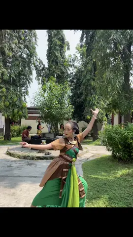 menari adalah obat dari segala rasa sakit..