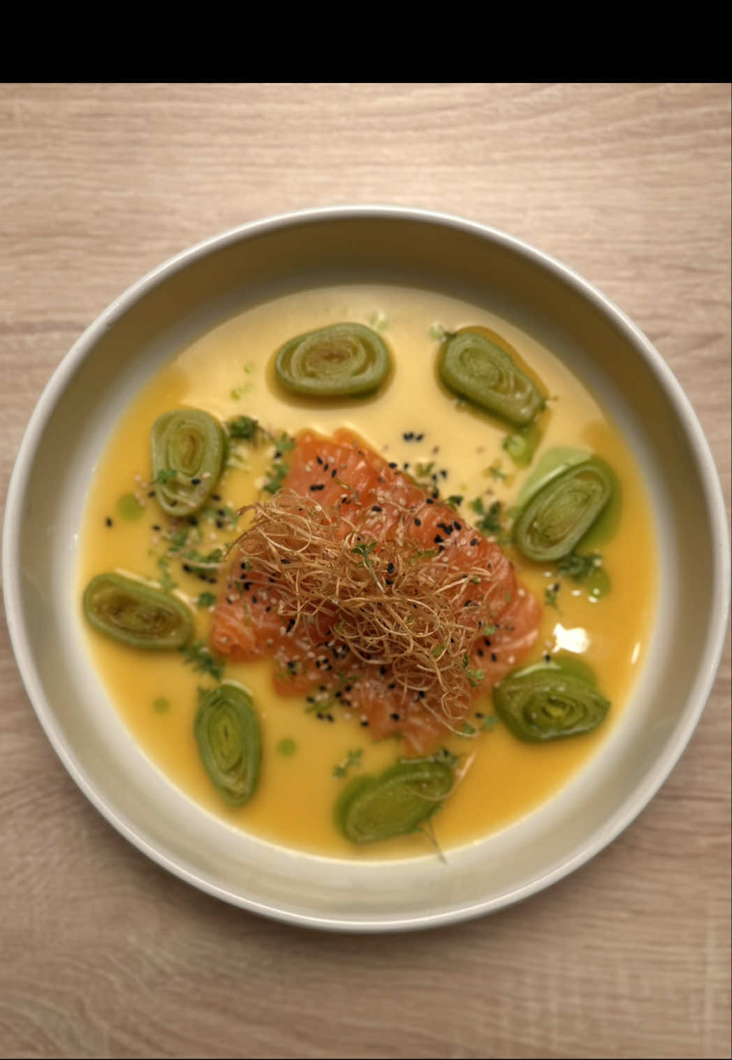 Salmon Crudo with Caramelized Leek & Passion Fruit-Yuzu Miso This isn’t „just“ sashimi. It’s a crudo that fuses Japanese elegance with exotic brightness. Think silky salmon slices layered with caramelized leek, a punchy yuzu–miso dressing with passion fruit, and chive oil for that herbaceous glow. It’s raw, it’s rich, it’s refined. A dish that speaks in umami, acidity, sweetness – and a little flex. A tribute to Japanese ingredients, modern plating, and bold flavors. Perfect for anyone who likes their food raw but elevated #EasyRecipes #HealthyFood #salmon 