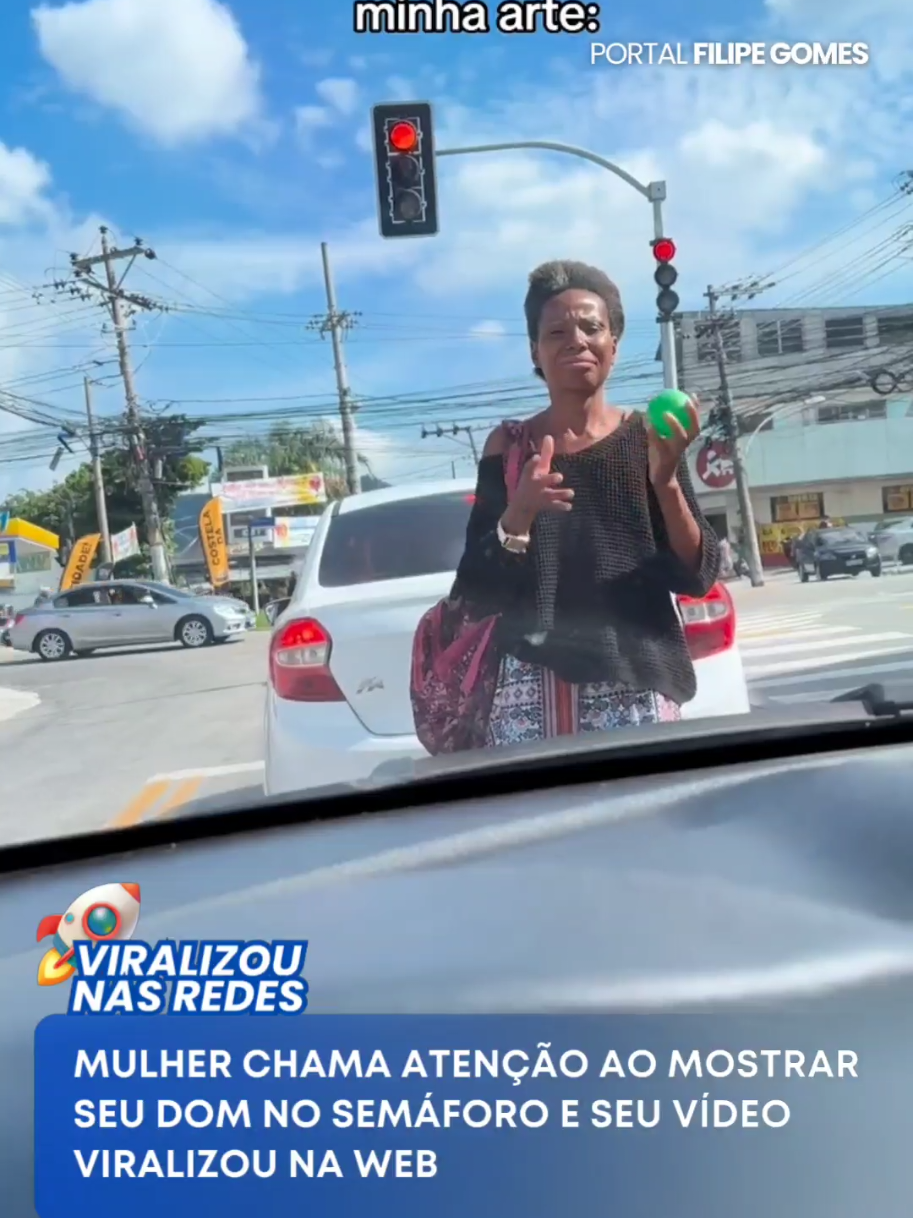 🚀 VIRALIZOU NAS REDES - Uma mulher foi flagrada mostrando seu dom no semáforo, não sei se agrada muita gente, mas que chamou atenção e viralizou na web, isso com certeza. Tktk leonardomarquues #artenosemaforo #talentonasruas #inusitado 