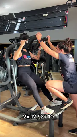 Treino com a personal mais brava e competente da minha vida! 🫶🏼💪🏼 #rotina #musculação #treinopesado #tokgym #workout #gymlifestyle #treinofeminino 