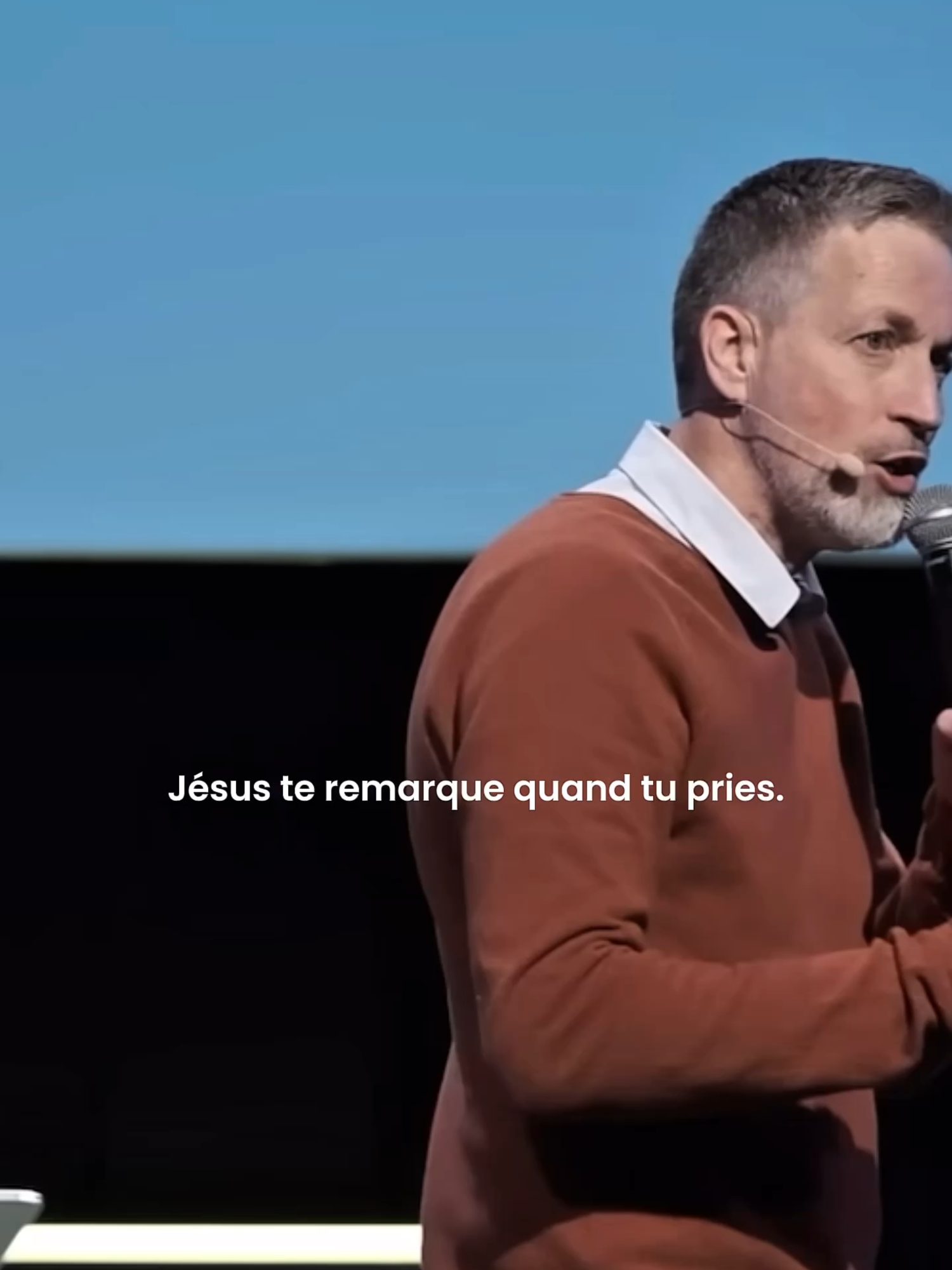 Non seulement Jésus cherche la foi, mais il l'honore. Quand bien même tu aurais l'impression d'être perdu au milieu de la foule, Jésus te remarque, s'arrête et intervient quand tu as la foi.