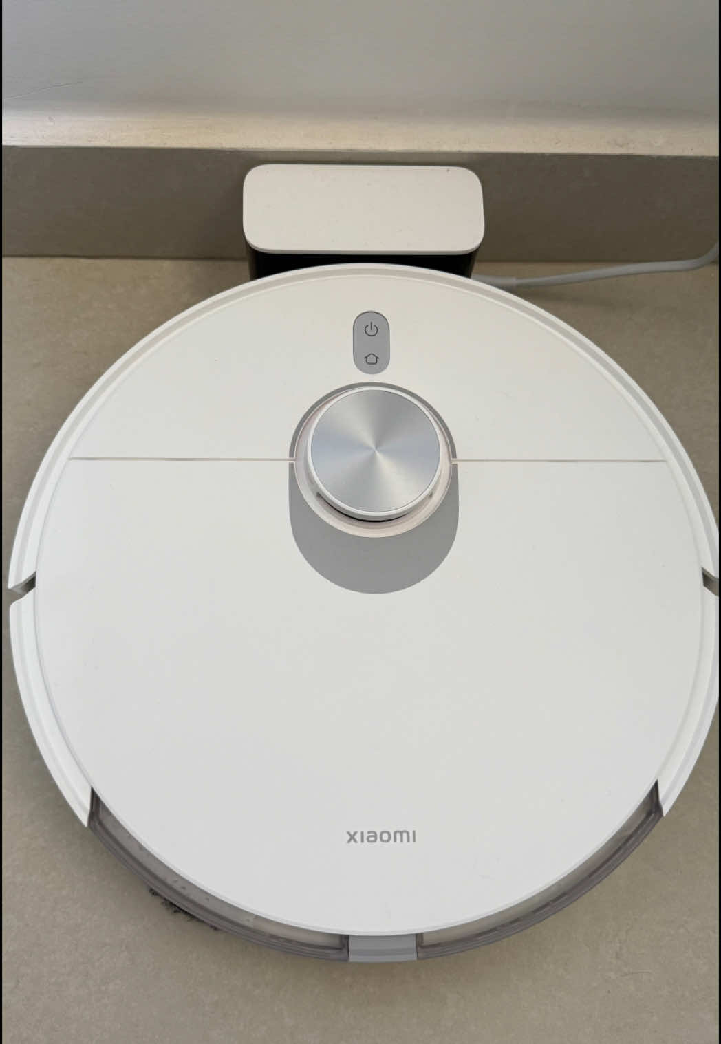 tem um novo morador aqui em casa… e ele limpa TUDO sozinho! apresento oficialmente o S20 Plus da @Xiaomi Brasil : aspira, passa pano, mapeia a casa todinha e volta pra base sem eu precisar mover um dedo. a era da faxina no automático chegou, minha filha! #xiaomi #xiaomis20plus #xiaomivacuum #robôaspirador #roboaspirador #roboaspiradorinteligente #faxina 