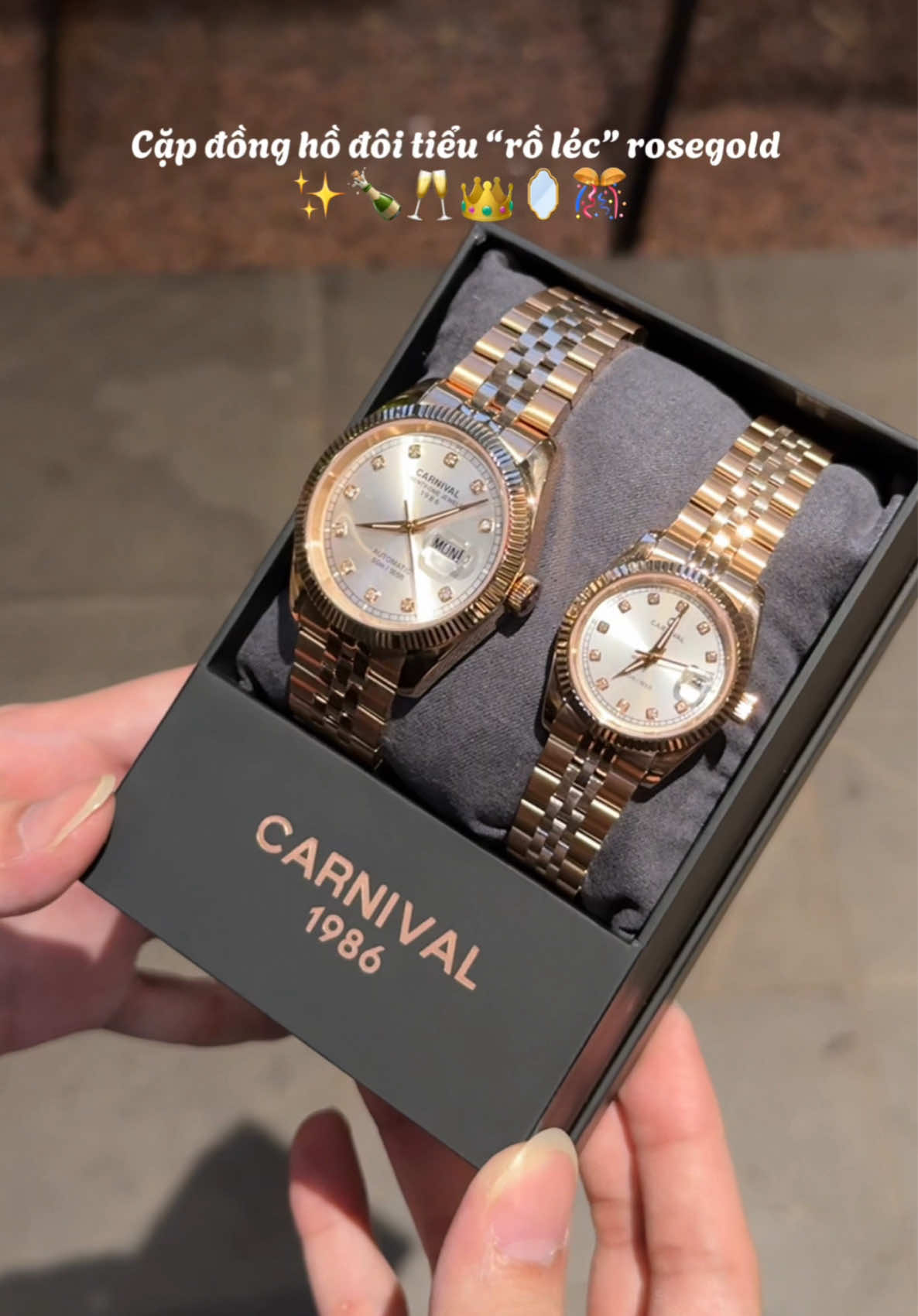 🥂Unbox cặp đồng hồ đôi tiểu rồ-léc cho các cặp đôi ạ. Em màu rosegold classic cân mọi outfit lun ạ, ce da ngăm ngăm thì k sợ bị chìm ạ✨ #carnival #donghocarnival #watch #dongho #donghodoi #donghocap #donghocouple #donghonam #donghonu #donghonhacoco 