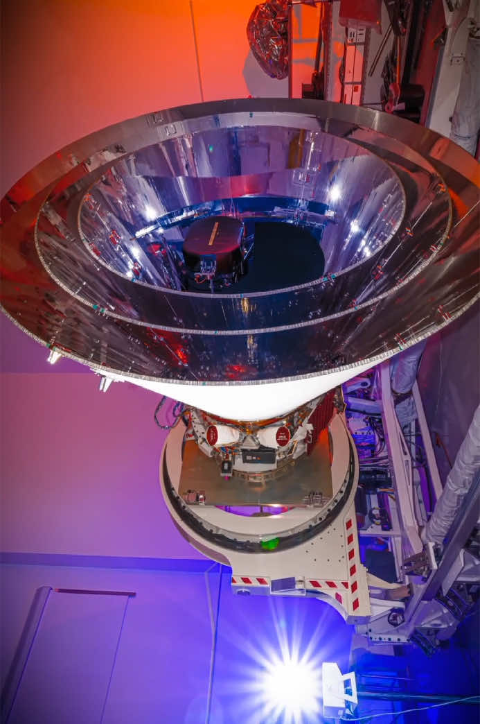 Un nouveau télescope révolutionnaire a été lancé. Son nom : SPHERE-x. Mis en service le 1er mai 2025, ce petit bijou de technologie est prêt à scanner tout le ciel… dans une lumière que l’œil humain ne peut pas voir : l’infrarouge. Mais attention, ce n’est pas un simple appareil photo spatial. SPHERE-x va lire l’Univers comme un livre, page après page. Il va décomposer la lumière de 450 millions de galaxies en 102 couleurs différentes, révélant des détails que même Hubble ou James Webb ne voient pas. Grâce à lui, les scientifiques vont reconstituer l’histoire du cosmos, depuis les toutes premières étoiles, jusqu’à la formation des structures galactiques. Il va aussi rechercher dans notre Voie lactée des traces d’eau, et de molécules organiques… les ingrédients de la vie. Ce télescope ne cherche pas seulement à observer. Il cherche à comprendre. Et ce qu’il va découvrir pourrait bien réécrire nos origines. #nasa #telescope #spherex #univers #espace #galaxie #science #savoir #apprendre #cosmos #galaxclic