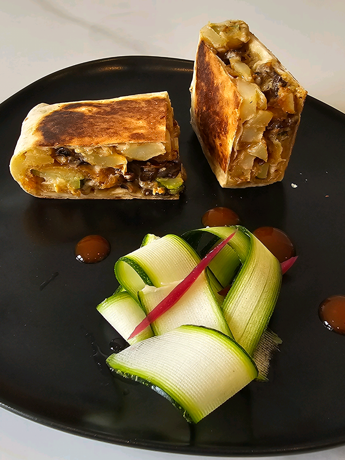 Recette Tacos Lyonnais pour 4:  (Pour en faire 4 pour moins de 8euros en tout soit moins de 2euros par tacos j'ai fait mes courses chez @E.Leclerc ):  1 paquet de farine  1 petit paquet de chapelure  4 pommes de terre  1 petit pot de crème fraîche  1 petit paquet d’emmental  1 grande courgette 2 oignons  Une dizaines de champignons  Déroulé : Mélanger 500 gr de farine avec càc de levure chimique (optionnel) une pincée de sel et de sucre. Ajouter 250gr d’eau  et pétrir. Étalez le plus finement possible en farinant chaque face et cuire sur feu moyen. Couvrir d’un torchon humide et renouveler Mélanger 1 volume de farine 1 volume de chapelure et 2 volume d’eau avec une pincée de sel et de curry (facultatif)  Tremper les rondelles de courgettes préalablement salées et poivrée Frire à 180 degrés  Réaliser la sauce fromagère en mixant le pot de crème chauffée avec le fromage  Coupez les pommes de terres en frites et les cuire.  Réaliser une compote d’oignon sans sucre juste avec un peu de sel.  Détailler les champignons en allumettes et les cuire avec un peu de matières grasses et du sel  Passer à l’assemblage en Mélangeant un peu de sauce fromagère et de compote d’oignons, les frites maisons, les nuggets les lardons et terminer par de la sauce fromagère  Plier le tout et cuire à la poêle ou au toaster.  #tortilla #TikTokFood #recette #collaboration 