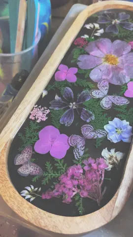 Work in progress 🌼 These trays are turning out beautifully! #resinartist #handmade #michiganartist #workinprogress #SmallBusiness #resintrays #alumilite #floralart 