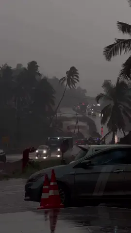 ഓർക്കുവാനായി എന്തെങ്കിലുമൊക്കെ ബാക്കി വെക്കാതെ ഒരു മഴയും തോർന്നിട്ടില്ല 🌿❤️