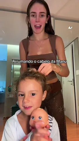 Arrumando o cabelinho da Manuu