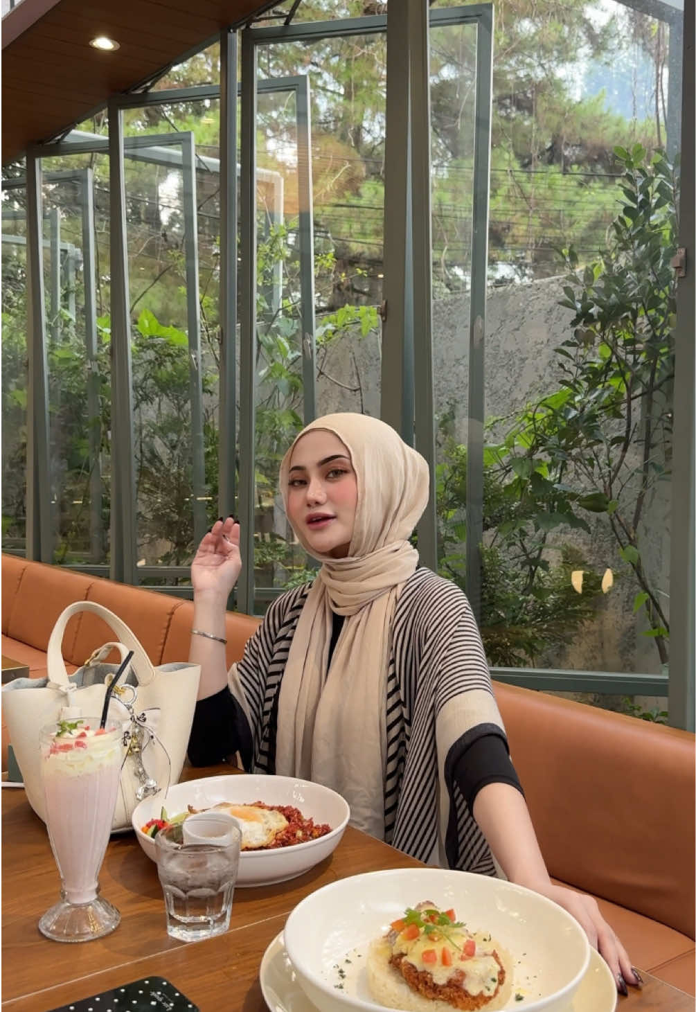 Peaceful🩶🌷🥐🌧️🫖