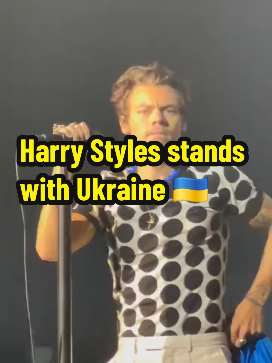 Watching Harry sing “Sign of the Times” with the Ukrainian flag in hand was so moving. He truly stands for peace and justice. 🙏🕊 #harrystyles #concerts #ukraine #ukraineflag #westandwithukraine #harrystylesconcert #helpukraine 