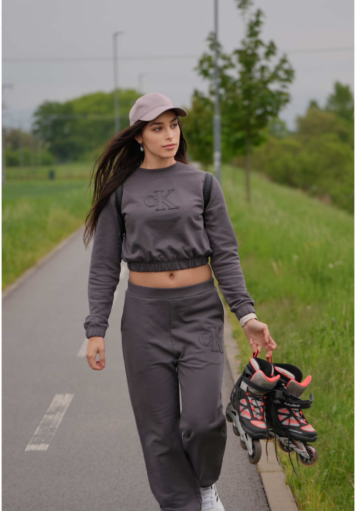 Minimalizmus, elegancia a pohyb. Móda, ktorá ide so mnou vždy – aj keď som v pohybe. Calvin Klein nie je len štýl – je to energia. Na korčuliach, v meste, so sebou. Toto je môj flow. #CalvinKlein #CKstyle #CKcollection #ikonna #tulip #FashionInMotion #StreetStyle #SkatingStyle #InlineFashion #MinimalistLook #UrbanStyle #SlovakFashion #OOTD #ReelsSlovakia #KorčuleAMóda