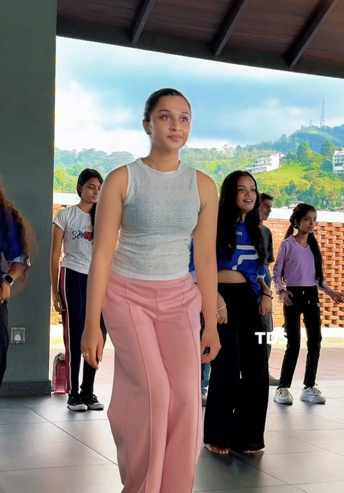 මේ දවස්වල හෑමෝම හොයන එයා 🥰Kandy #Teevdanceschool class details 0759723223 #teevofficial #dance #TDS #viralvideo 