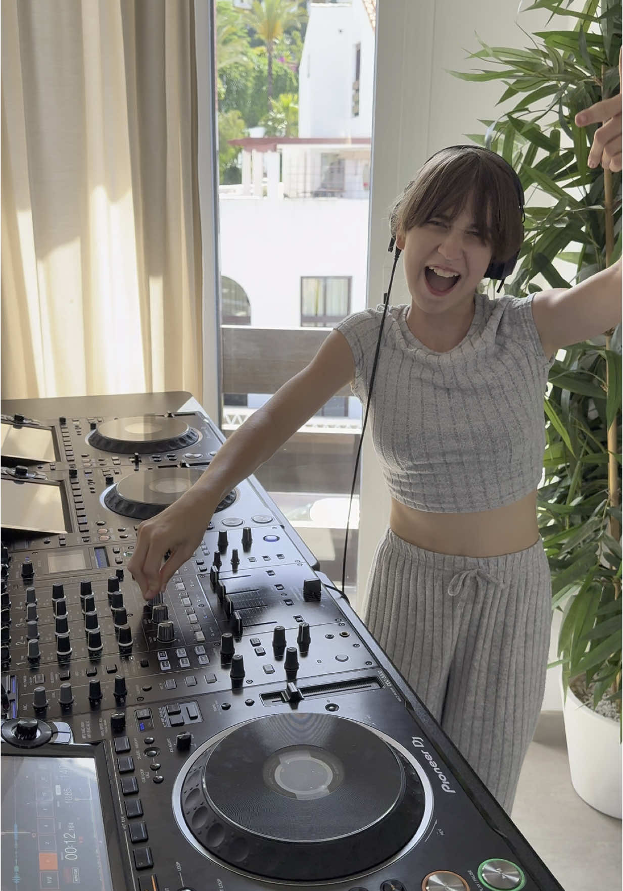 STEVE’S LAVA CHICKEN x WE LIKE TO PARTY 🔥🎉💃 what do you think about my today mix? 🎶🎧🔊 #djgirl #dj #djmix #mashup #dancetrend #trends 