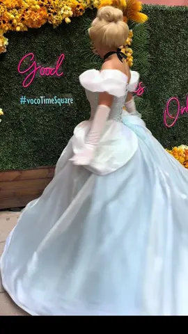 Twirllliiiin #cinderella #cindy #cinderelladress #cinderellacosplay #charactercompany #partyprincess #nycc #comiccon #cosplay #cosplayer #princessdress #princesscosplay 
