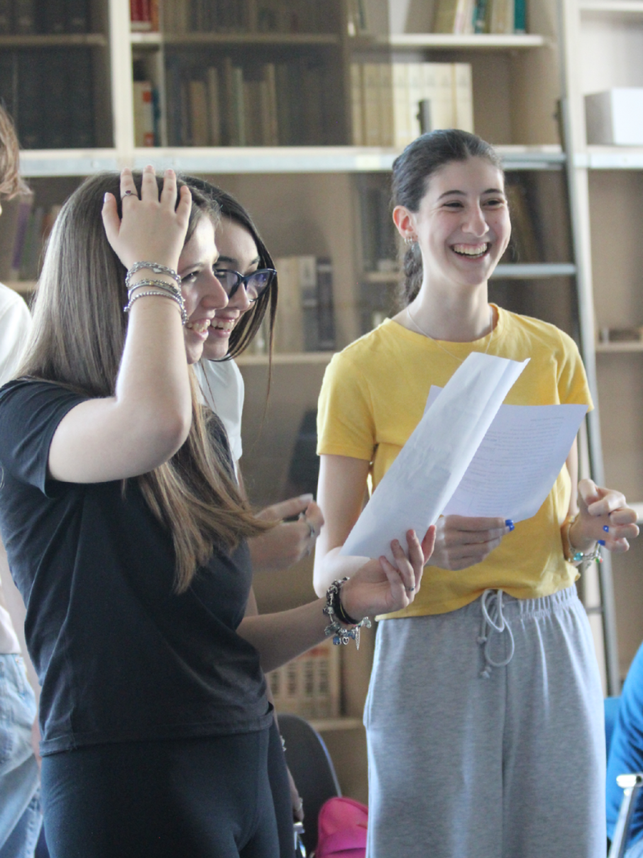 Ultime prove prima dello spettacolo del 14 maggio del corso di teatro tenuto dai ragazzi della scuola Benedetti di Porcari, per il progetto 