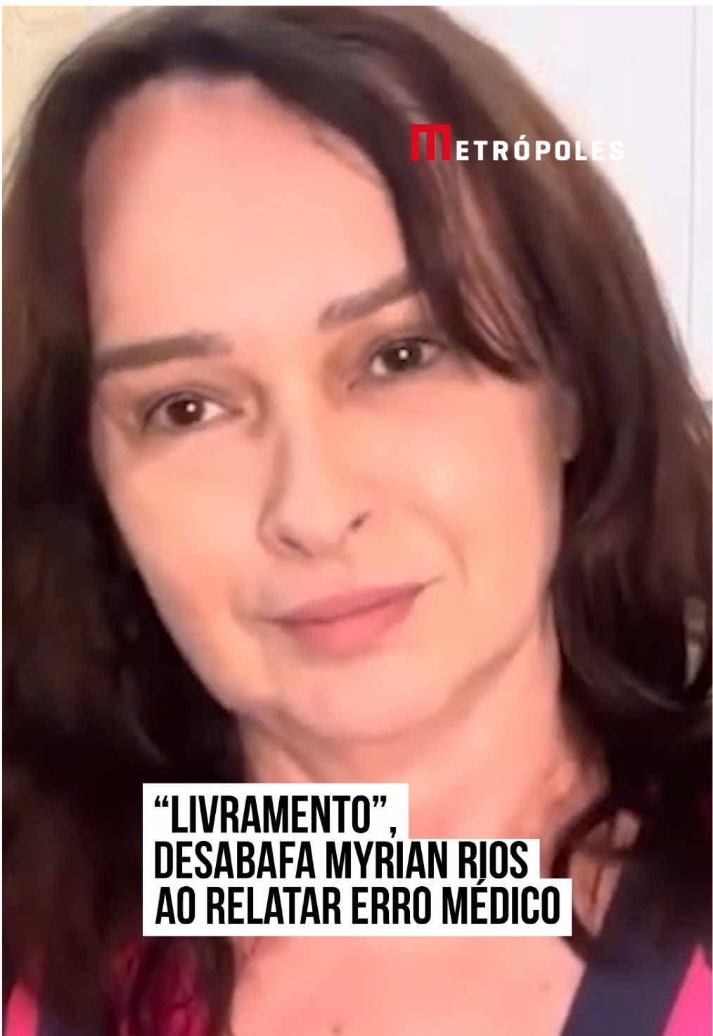 #MyrianRios levou um verdadeiro susto, no último fim de semana, ao ser vítima de erro #médico em uma #emergência. A #atriz usou o Instagram, nesta terça-feira (6/5), para relatar o episódio pelo qual passou e aproveitou para fazer um #alerta sobre o caso. “Enquanto eu passo roupas, quero compartilhar uma experiência com vocês que serve de alerta! Sobre um erro médico, gravíssimo, mas que Deus me deu livramento através da sensibilidade e atenção do meu filho. Espero de verdade que essa minha experiência sirva de alerta pra vocês. Paz, Myrian!”, escreveu ela na legenda do vídeo. Na publicação, a veterana das telinhas contou o que aconteceu: “Eu tive um mal-estar no sábado (3/5), uma tremedeira antes de entrar para o espetáculo Aluga-se um Namorado. Aí passou, fiz o espetáculo, vim embora pra casa e, durante a noite, de sábado pra domingo (4/5), não passei bem”, começou. E continuou com seu relato: “Sentia que tava com febre, a boca seca, tomando água e água, sei lá. Durante o dia, no domingo, comecei a sentir de novo a tremedeira. Tirei a minha pressão, tava 18 por 11, é muito alto. Fui pra emergência num hospital aqui perto de casa”, recordou, antes de completar: “Chegando lá, o médico me atendeu e pediu pra eu fazer os exames de urina, sangue e teste pra Covid. E demora duas horas, duas horas e meia pra ficar pronto. Depois, ficaram prontos e voltei no mesmo médico que tinha me atendido”, detalhou. Em seguida, Myrian Rios revelou o diagnóstico que recebeu do especialista: “Ele falou que eu tava com infecção urinária. Eu disse ‘de novo?’. Porque eu tive em janeiro, duas vezes. [Ele disse] ‘e você tá com pneumonia’. Ele passou a receita e perguntei se dava pra fazer o espetáculo e ele disse ‘dá'”, apontou. #EntretêNews 🎥  Instagram/Reprodução
