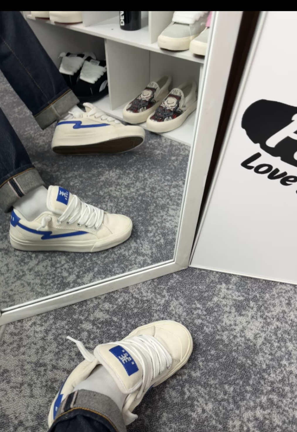 putih list biru🔥 #sepatu #brandlokal #sepatugendut #sepatugemuk #emoe 