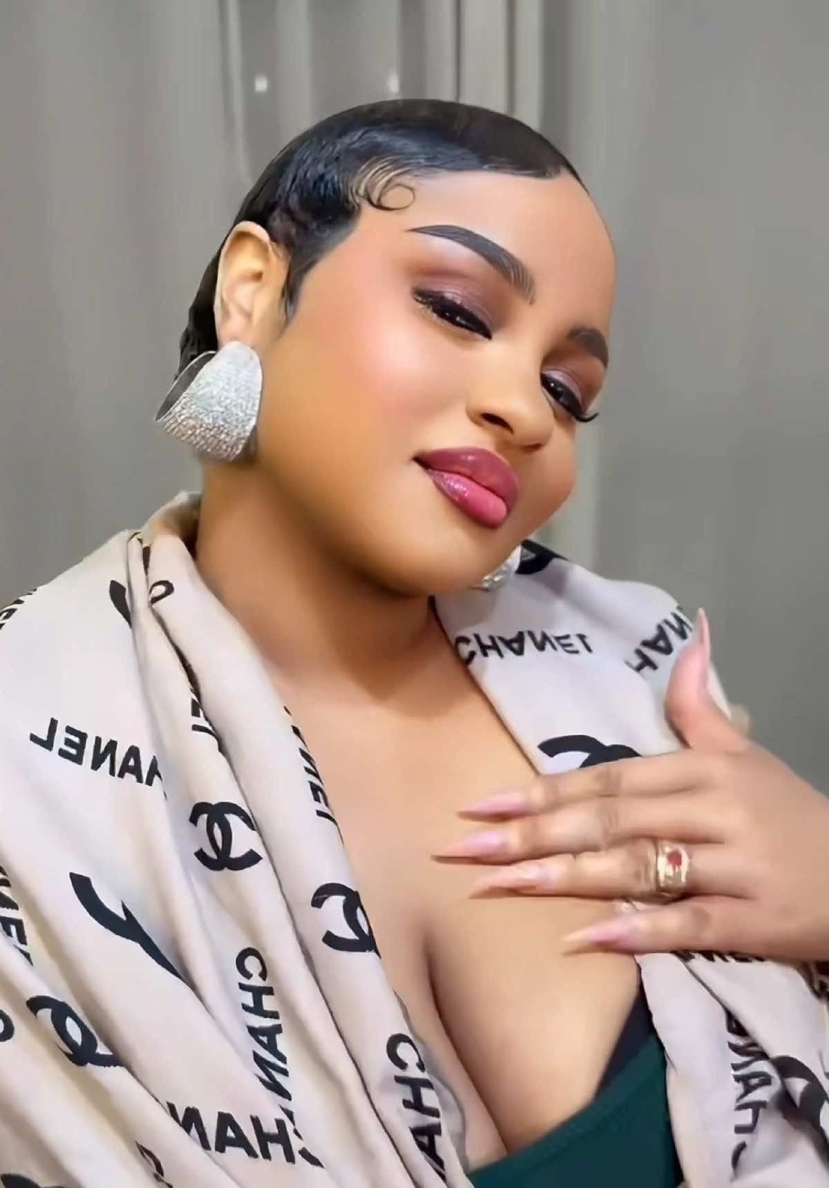Réservez sur le 772818813 💄 @Mia Guisse @Diarra love ❤️  #viralvideos #maquillagedakar #maquilleusepro #maquilleusesenegal #hlmgrandyoff #sicapfoire #scaturbam #weeding #maquilage #makeup 