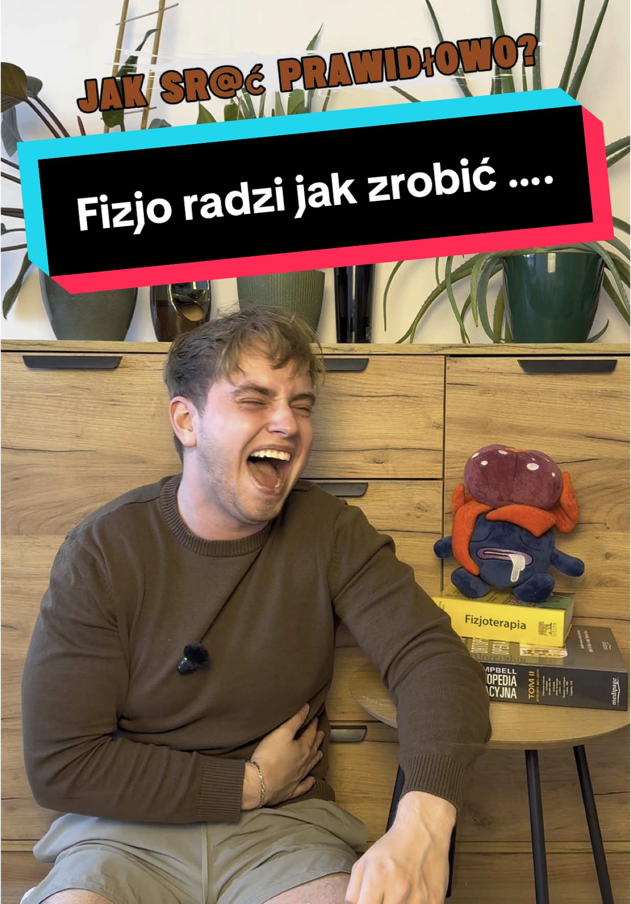 Jak prawidłowo…? Tak! Fizjo-edukacja bez tabu! Kolana powyżej bioder (stołeczek robi robotę), nie ciśnij jakbyś miał wygrać medal — lepiej dmuchaj jakbyś zdmuchiwał świeczki na torcie. Twój kręgosłup i dno miednicy będą Ci wdzięczne! Więcej o tym (tak, serio!) w filmiku — jak zawsze z humorem, ale przede wszystkim z wiedzą. to ważna sprawa! #fizjo #fizjoterapia #polska #humor #fizjoprzem #standup #śmieszne #comedy #wiedza #zdrowie #ciekawostki #medycyna #łazienka #toaleta #higiena