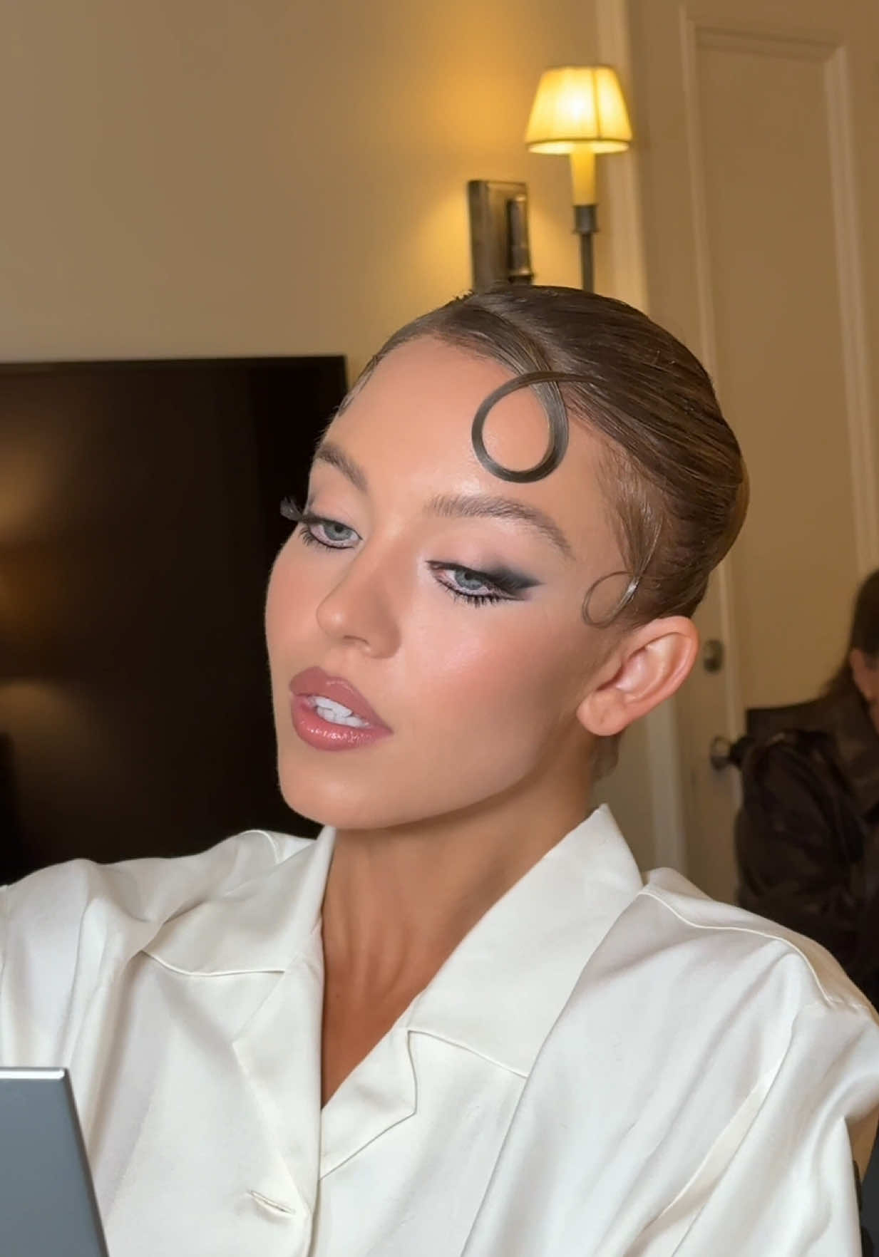✨ the process ✨ getting @SYD ready for the #MetGala2025 using @Kérastase 🫶🏼 Hair & Video by ME 👋🏼 makeup: @Melissa Hernandez nails: @Zola styled: #mollydickson in @Miu Miu couture #sydneysweeney #SydneySweeneyMetGala2025 