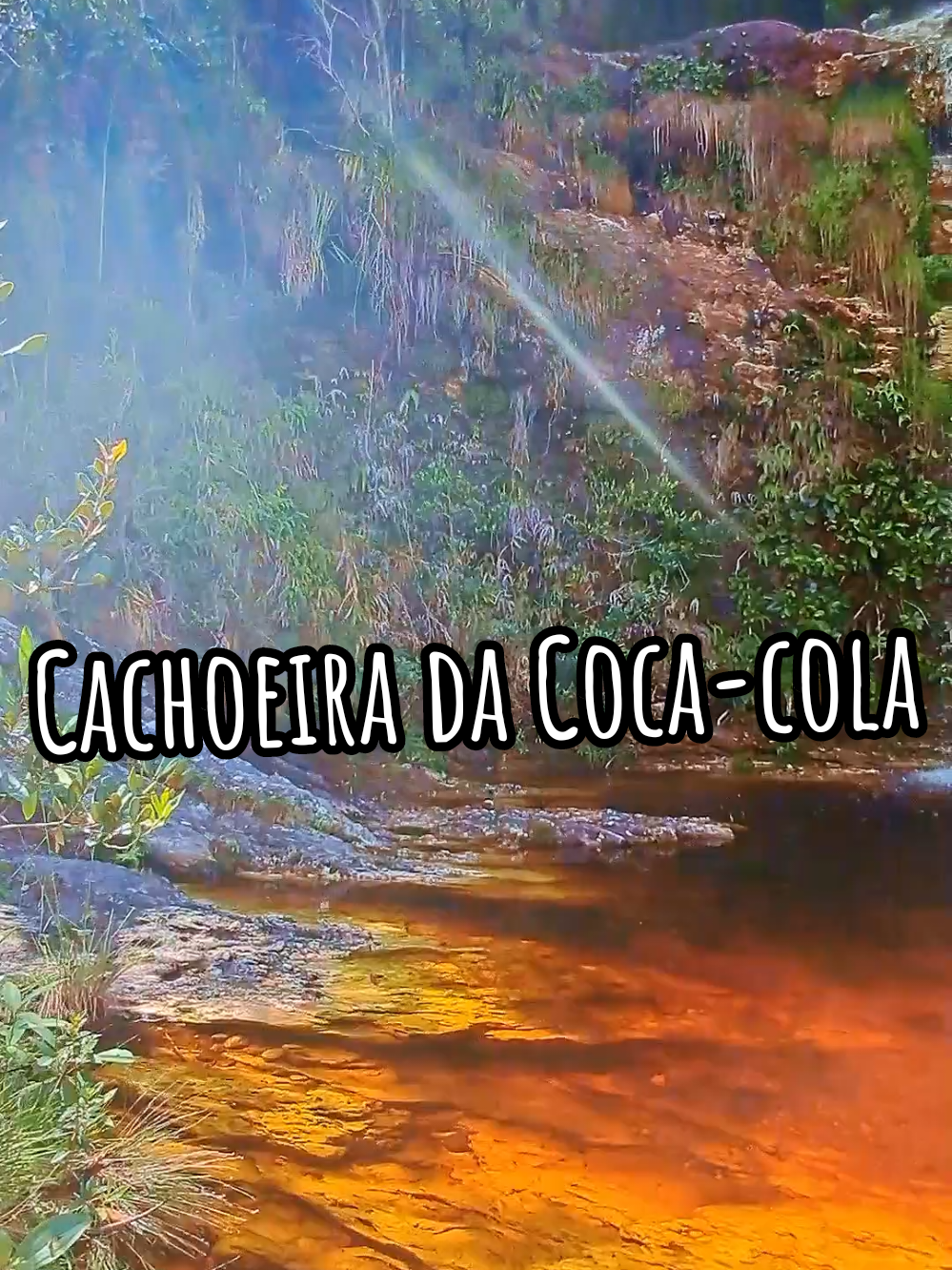 Você já conhece a Cachoeira da Coca-Cola? Um paraíso escondido em Serra dos Alves, distrito de Itabira, a apenas 115 km de BH! A trilha até lá tem só 2 km e é super tranquila. O acesso é gratuito e começa bem na entrada do vilarejo. Logo na primeira queda, tem um mirante incrível com vista de tirar o fôlego da Serra! São 3 quedas d’água formando poços perfeitos pra nadar e se refrescar. A água tem uma cor escura única, que lembra Coca-Cola — e é daí que vem o nome! Na parte de baixo, dá pra descer por uma escadinha de madeira e curtir tudo de pertinho. Marca aqui quem vai com você conhecer esse lugar incrível! #CachoeiraDaCocaCola #SerraDosAlves #NaturezaMG #TrilhasMG #RoteirosDeNatureza #trekking #minasgerais #viagem #cachoeiras 
