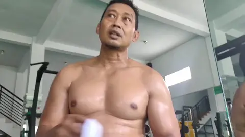 Perut,dada,putong,keteknya Basah semua berkeringat #bapak #kekar #keringat #buncit #bapakbuncit #buncitchallenge 