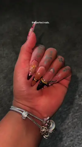 the nail set of the year! & done in 5 minutes 😍😍😍 #nailvista #nailinspo #nailart #pressonnails #fyp #foryoupage #viral 