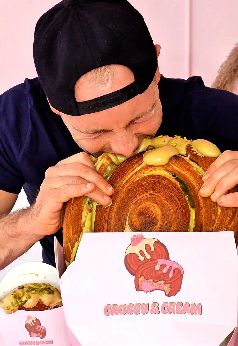 Das GRÖSSTE CROISSANT der WELT?! – 2,6kg purer Wahnsinn! 😱 🥐  In Folge 2 von „Wer hat den größten?“ geht’s direkt ins nächste virale Food Spektakel. 🤩 Ein XXL-Croissant bei @crossyandcream_ | 2,6 Kilogramm schwer, 28 cm groß, gefüllt mit Pistaziencreme! Ich messe, wiege und versuche, dieses Großteil Kunstwerk zu essen. 🫃 Ist es wirklich das größte Croissant Deutschlands?  Oder sogar der Welt? 💥 Größe, Gewicht, Füllung, Geschmack – alles wird unter die Lupe genommen. 🔍  💪 Big. Bigger. Big M. Würdet ihr euch das Ding mal vornehmen wollen?😋 #crossy #cream #crossyandcream #croissant #croissants #viralfood #food #xxl #bigfood #dessert #lecker #Foodie #bigmeatsfood #bigm 