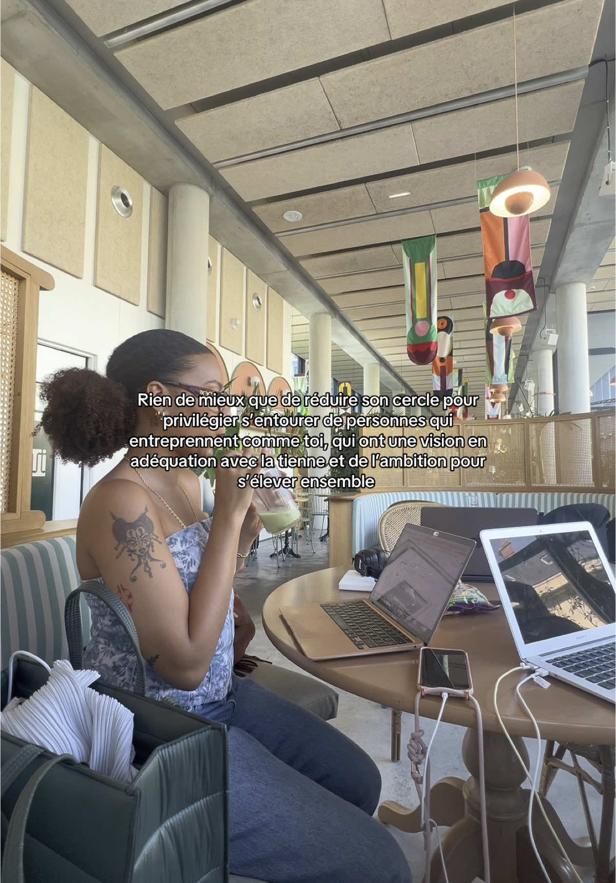« On vise les étoiles bébé »  cc @Mina | M Content Studio  #entrepreneur #girlboss  #workinggirls #friendship #freelancers 