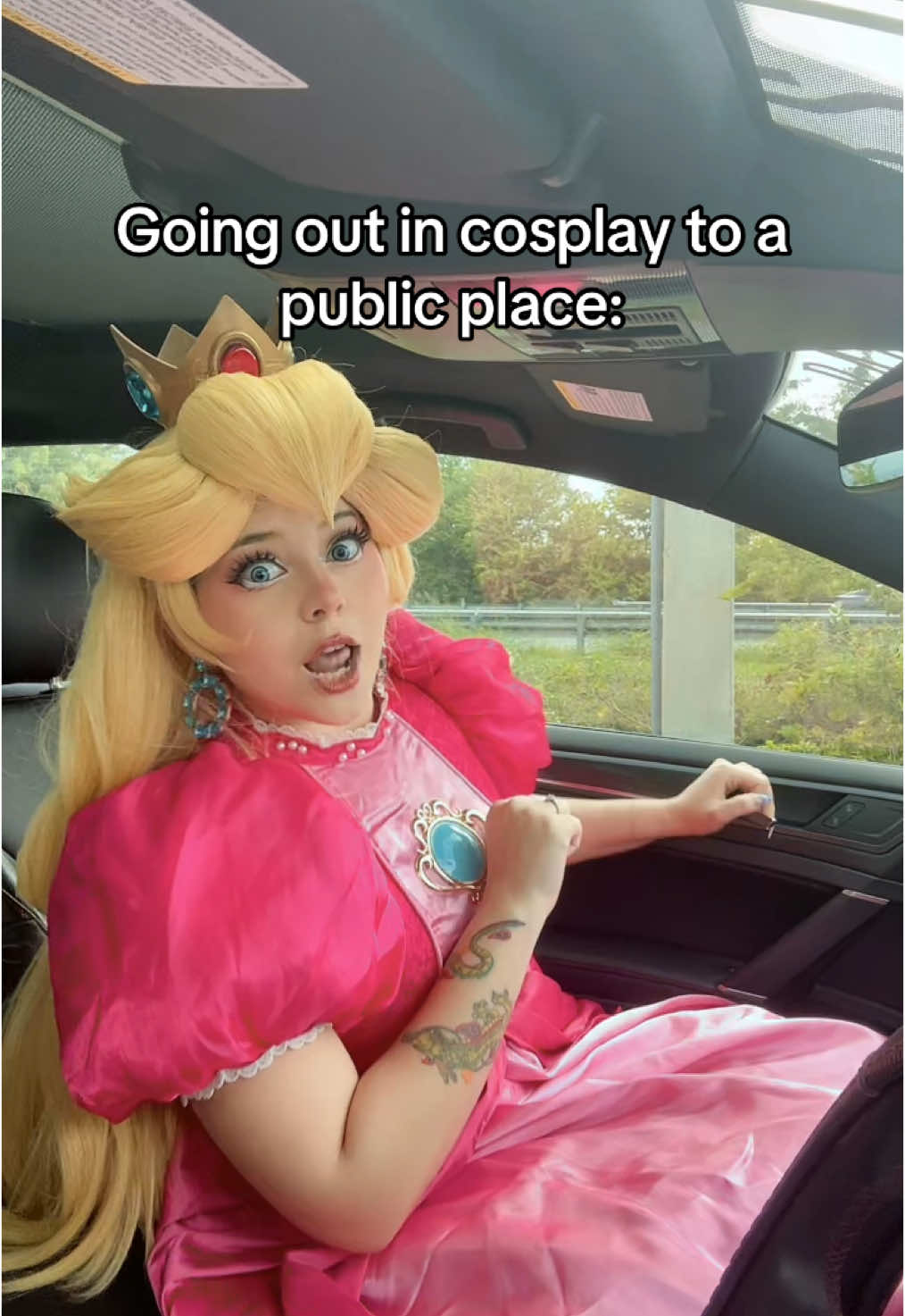 Its lowkey so embarrassing but funny seeing everyone’s reactions 😭🤣 #princesspeach #familyguy #cosplayinpublic #mario #peachcosplay #supermario 