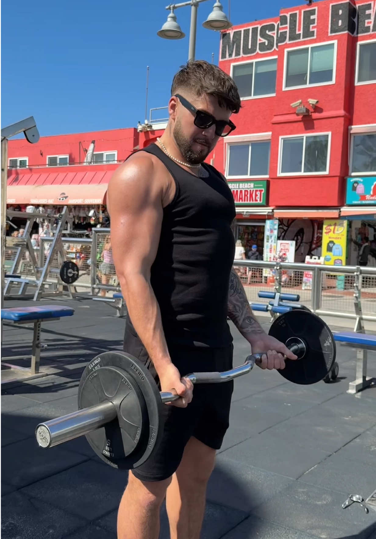 Would you train here?💪🏻Tag someone you would hit a session with🔥#rugby #gym #venicebeach #maxbrownyo 