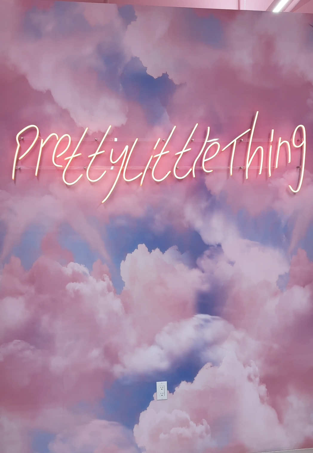 come with me to get some fits from the @prettylittlething showroom in Miami 🫶🏻 thanks for having me 🩷#prettylittlething #showroom #miamibeach 