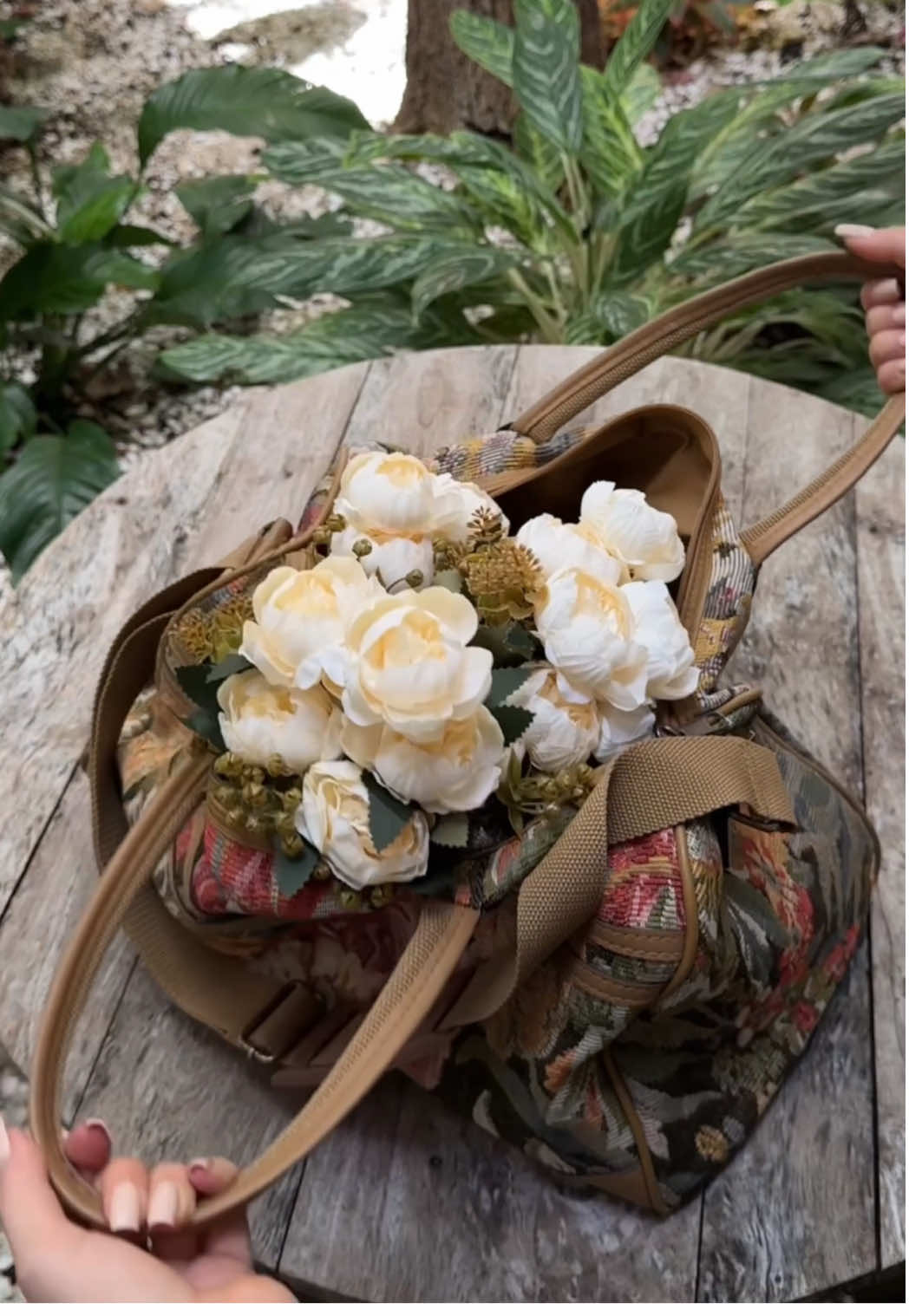 table setting for two 🤍🌿 #tablesetting #floraldecor #DIY