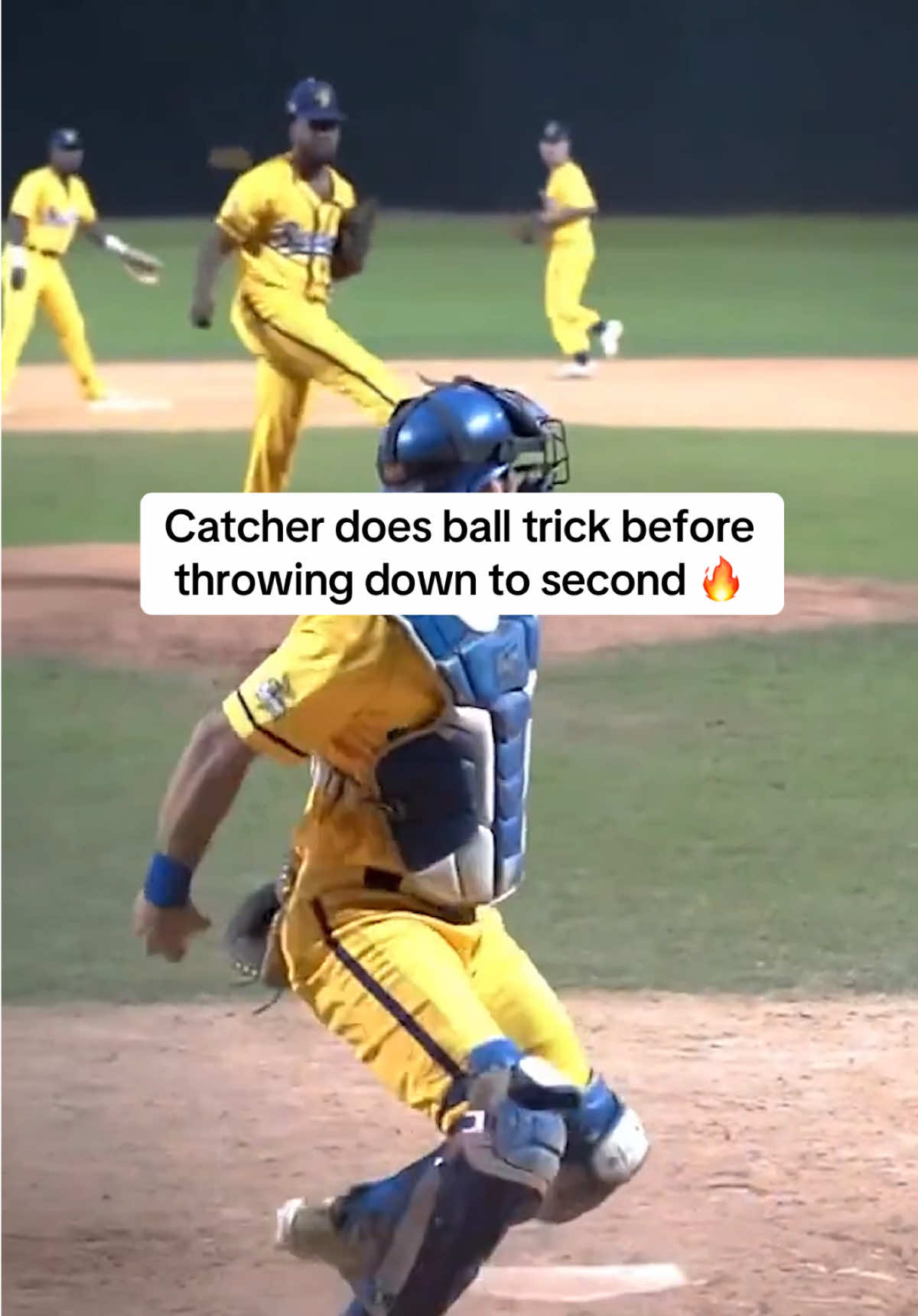 Don’t sleep on the no-look tag 👀 (via @thesavbananas) #trick #baseball #cool 