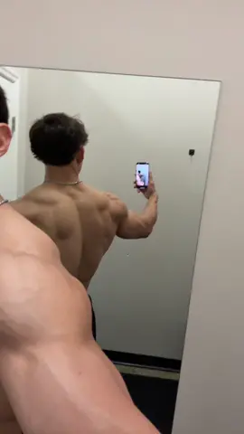 Do you like the back? #fy #fyp #muscles #muscularbody #arms #GymTok #gymbody #abs #veins #back #biceps #muscularback 
