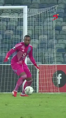 Shades of Zinedine Zidane 🔥 This Kabelo Dlamini turn 🥵 #sportsontiktok #kasiflava #kasifootball #SSDiski #orlandopirates