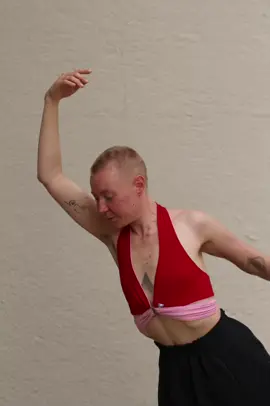 Unapologetically me. Soft. Wild. Loud in silence. Rooted in joy. Dancing with life — on my terms. 📸 @Svenja #AuthenticSelf #SoftPower #BoldAndFree #BodyPoetry #AndrogynousStyle #QueerCreatives #NonBinaryVibes #LoveYourSkin #DanceYourTruth #BeYouBeProud #GenderFreedom #VisibleAndProud #LiveOutLoud #EmbodyJoy