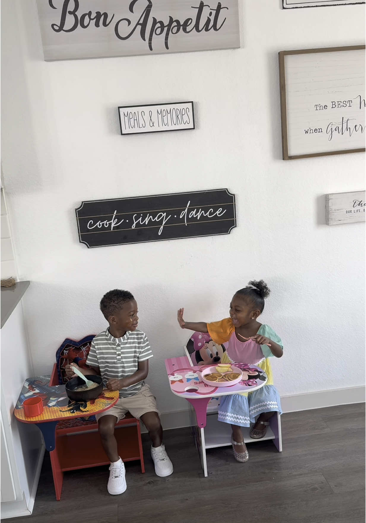 Morning besties 🥰 #MomsofTikTok #momlife #tofdlersoftiktok #toddlermom #toddlertok #morningroutine #morningshift #motherhood #morninginmylife #girlmom #boymom #sahm #sahmlife 