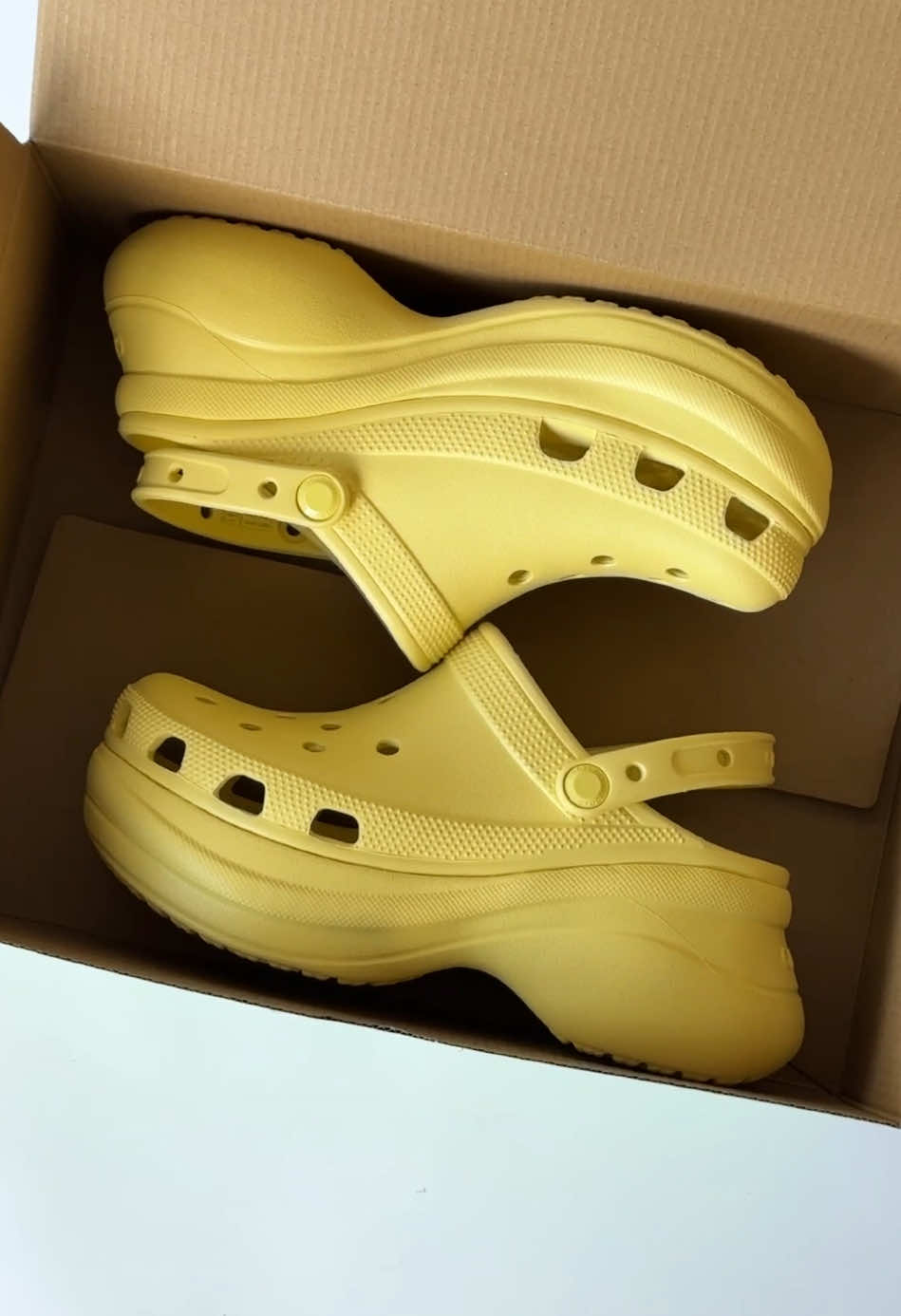 Not your average clog 💁‍♀️ Elevate your style with the Crocs Bae Clog . Un sabot pas comme les autres 💁‍♀️ Rehaussez votre style avec le sabot Bae de Crocs