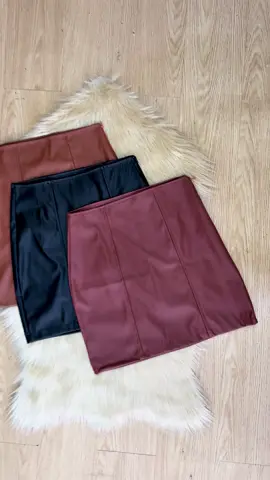 CHEGOUUUUU PARA VOCÊ ARRASAR NO INVERNO ✨ Saia courino ✨ R$ 30,00  Disponível do P ao gg  Já disponível no nosso site, envio para todo Brasil 